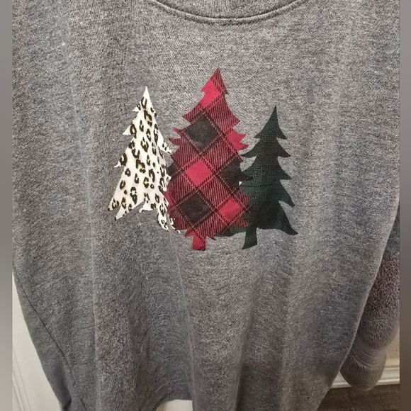 Girls Xs  tree tee - Picture 2 of 4